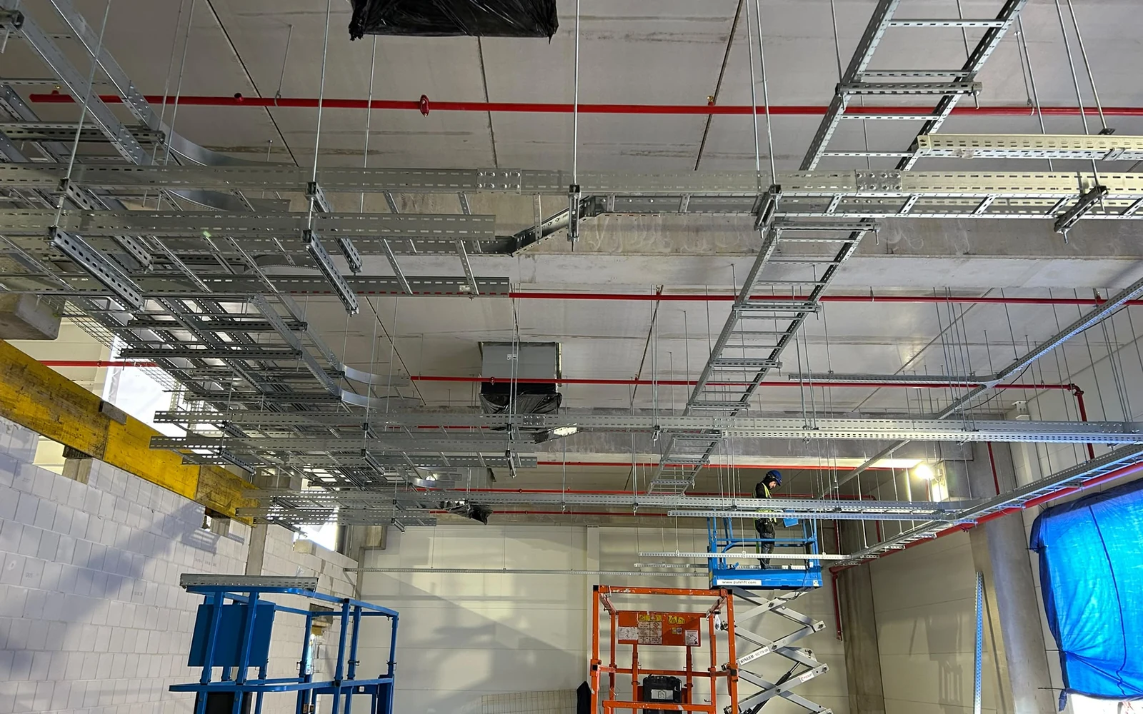 Instalacje elektryczne w hali przemysłowej